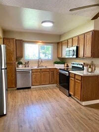 Building Photo - 2 Bedroom 1 1/2 Bath Townhome