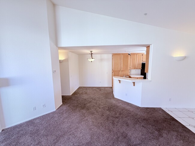 Building Photo - 2-Bed, 2-Bath Condo with Fireplace in San ...