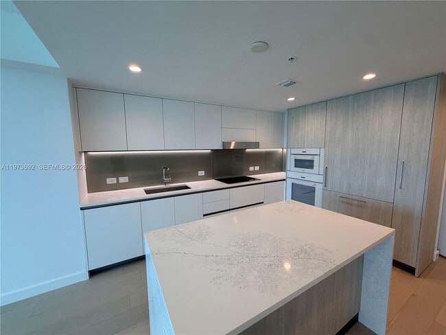 Building Photo - 9221 E Bay Harbor Dr