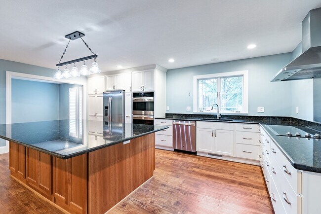 Building Photo - Beautiful 3 Bed Overland Park Ranch Home NEWLY REMODELED
