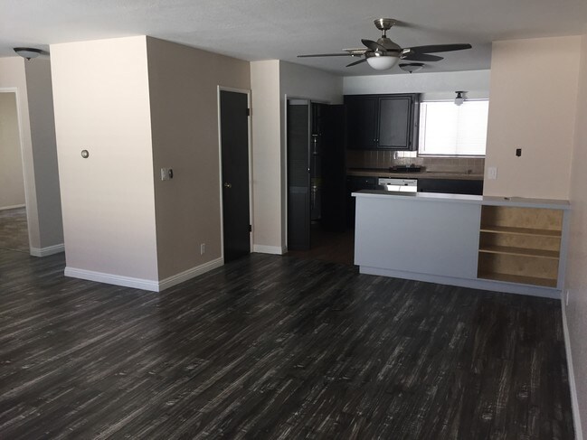 Well equipped kitchen with S/S appliances - 5134 Ithaca Ave