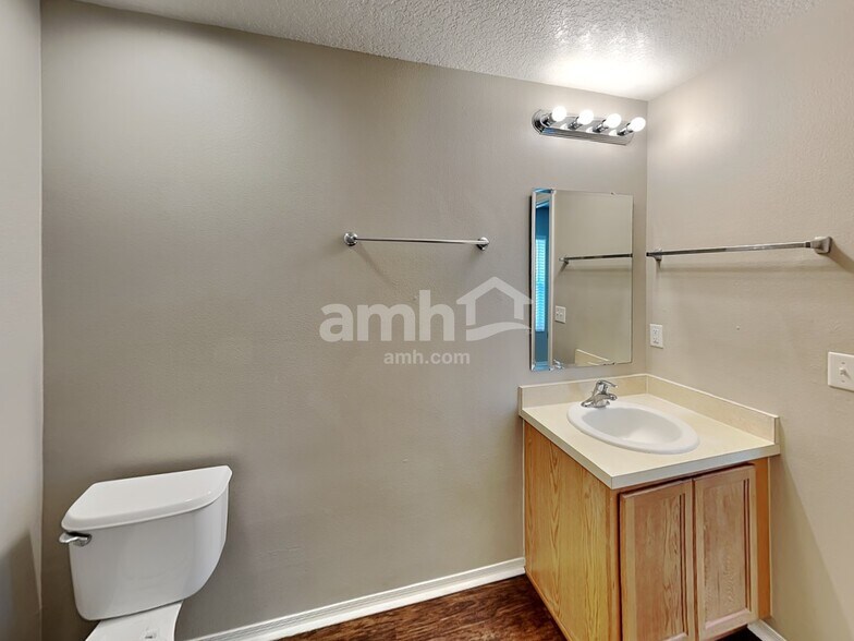 Building Photo - 7271 Wakeview Dr
