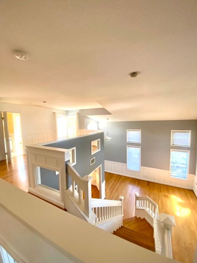 Building Photo - Beautiful 3 bedroom view home with loft in...