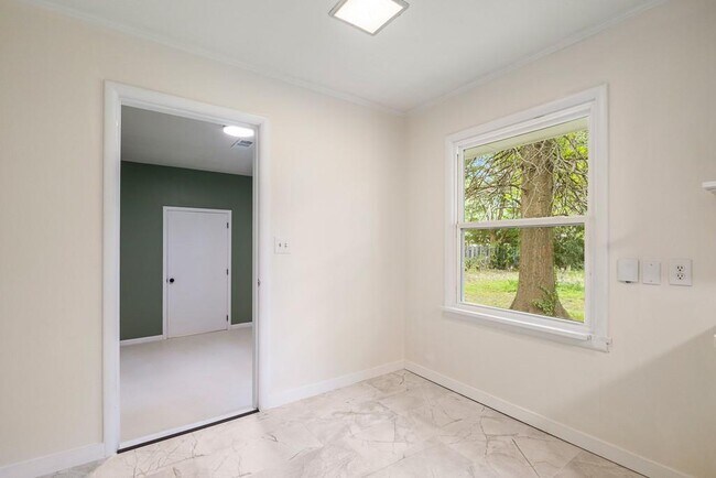 Building Photo - 301 Michael St