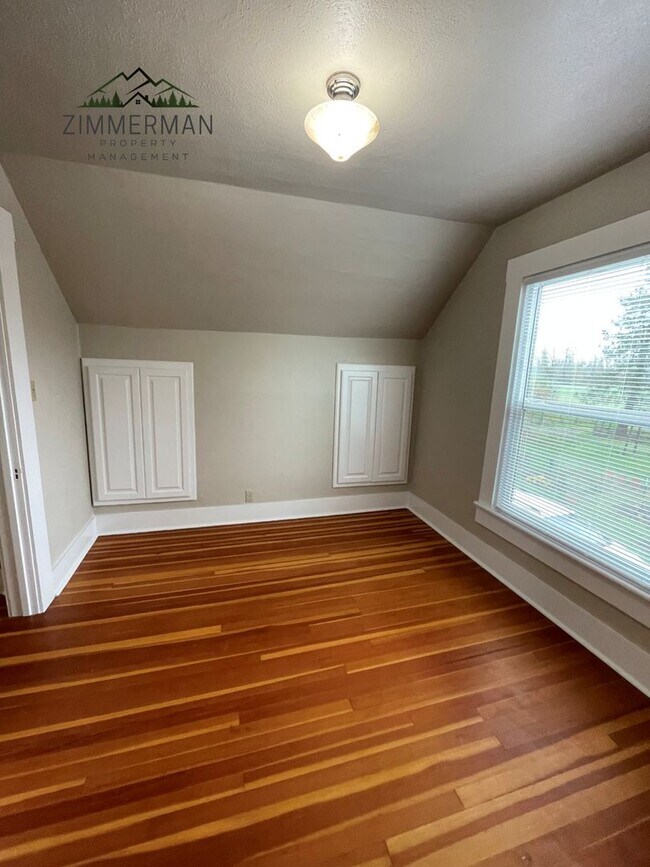 Building Photo - Adorable Updated Farmhouse in Creswell, OR