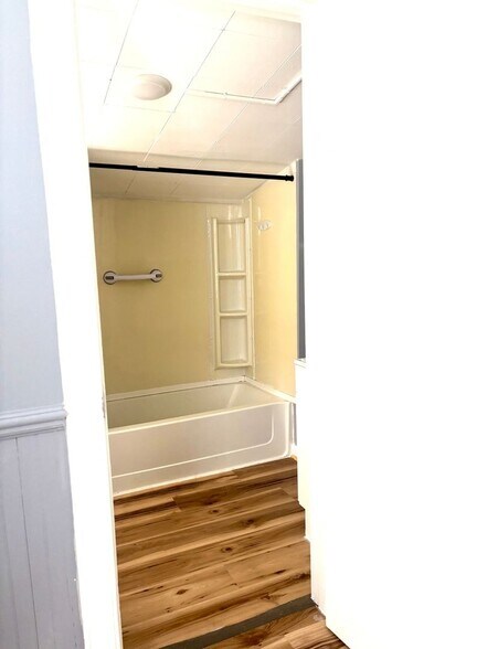 Building Photo - 201 W 5th St