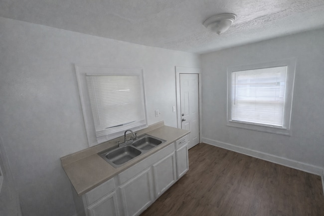 Building Photo - 611-613 N Colorado Ave