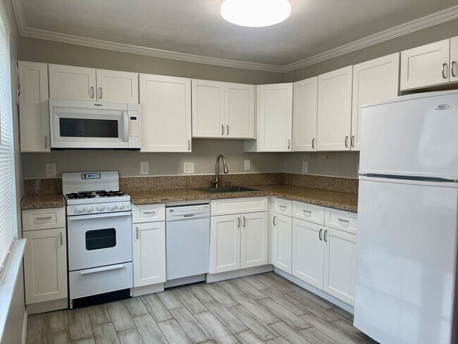 Building Photo - Best in Class at Berkeley Square!