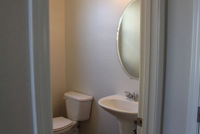 Building Photo - Beautiful 4 Bedroom in Lyons Gate!