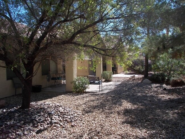 Building Photo - Elegant Single-Story Home in a Gated Commu...