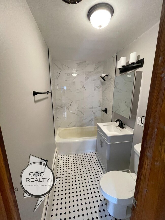 Building Photo - Fully Remodeled Apt on Harlem!