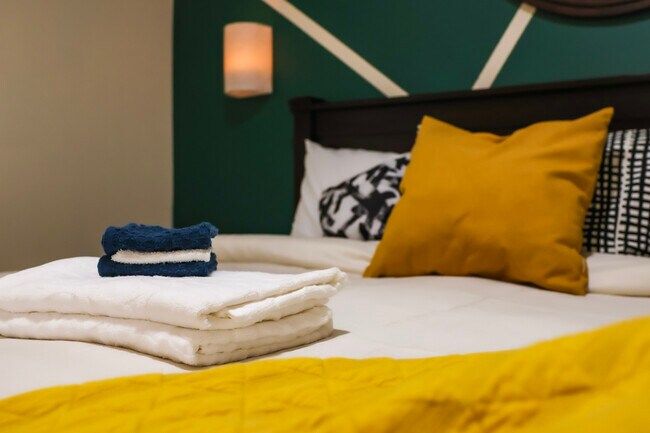 Building Photo - 898 Oak St NW