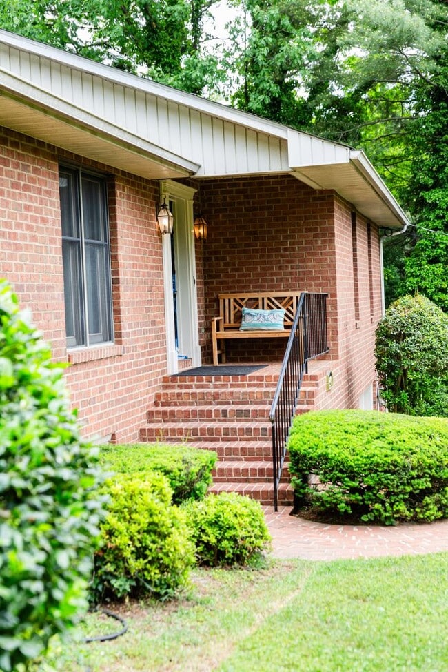 Building Photo - New Listing!