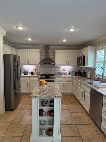 Building Photo - 42121 Delmonte St