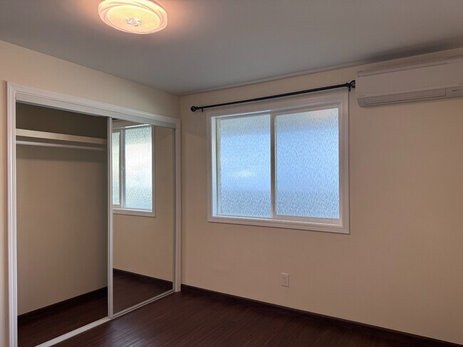 Building Photo - Renovated with split AC in Kaimuki