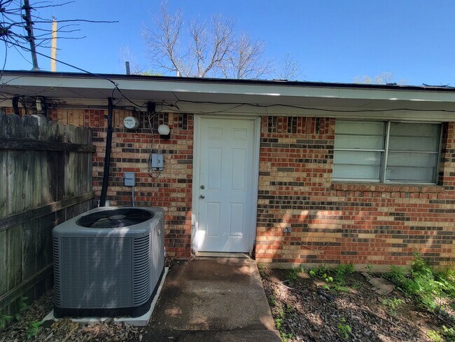 Building Photo - 3 Bedroom 1 bath Duplex!