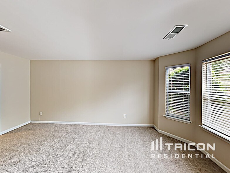 Building Photo - 11051 Southwood Dr