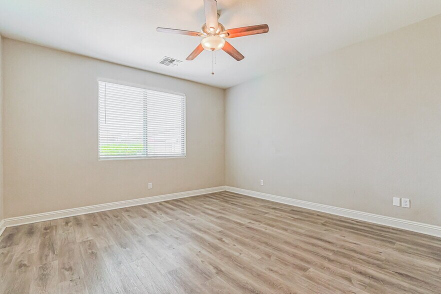 Building Photo - 1655 W Paisley Dr