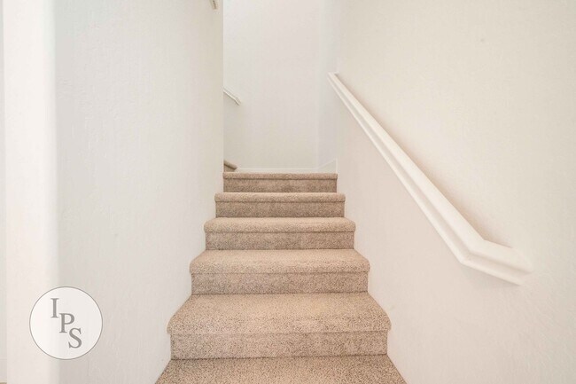 Building Photo - 2830 E Tamarind Dr