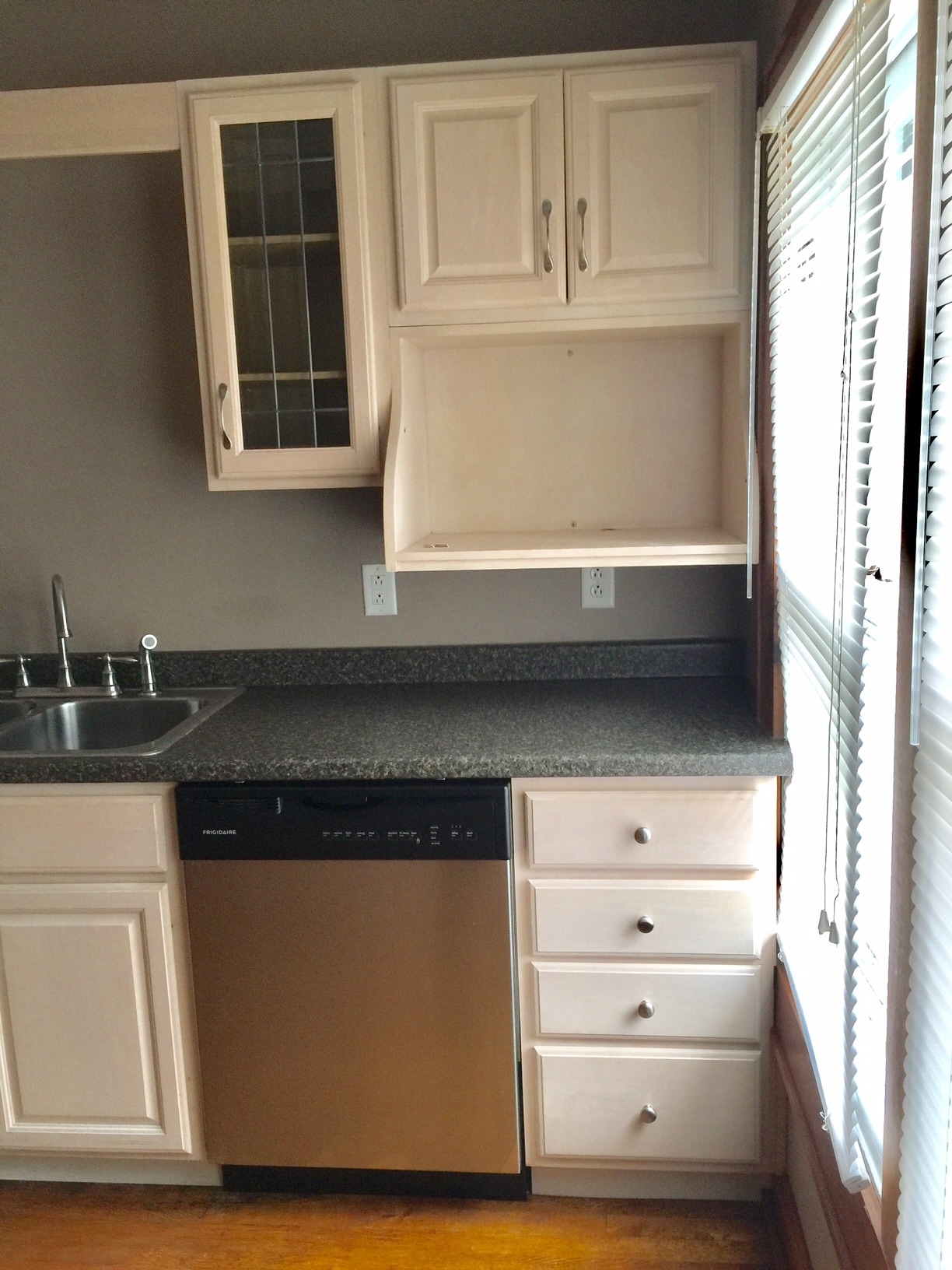 Kitchen - 923 Hillcrest E Dr