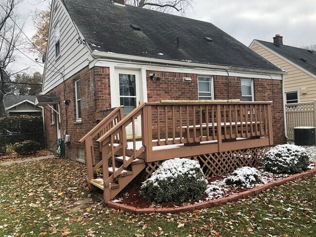 Building Photo - 3 bedroom - 2 bathroom - $1,595 - Dearborn