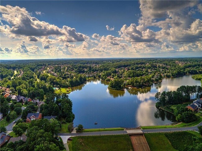 Building Photo - 1695 Montcliff Dr