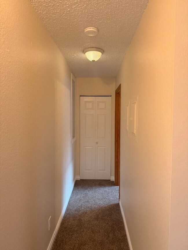 Building Photo - 3 Bedroom Apartment in Jewel Lake w/ Garage and Large Deck!