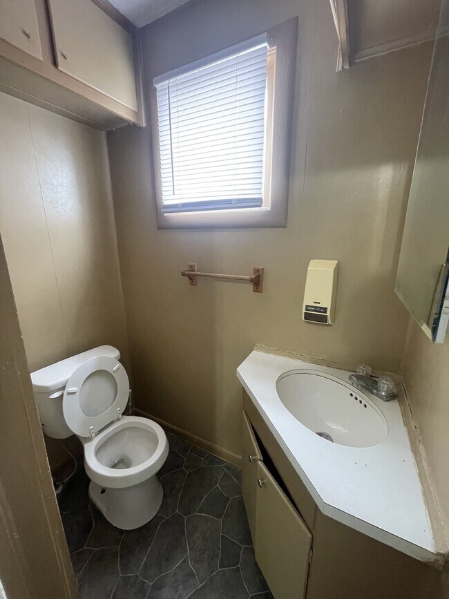 Building Photo - 944 Baughman St