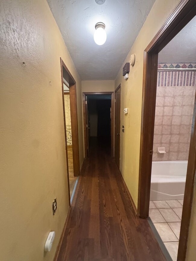 Building Photo - Adorable 4bedrooms 2bathrooms 2car garage ...