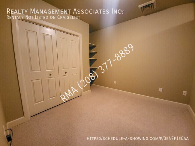Building Photo - 406 S 13th St