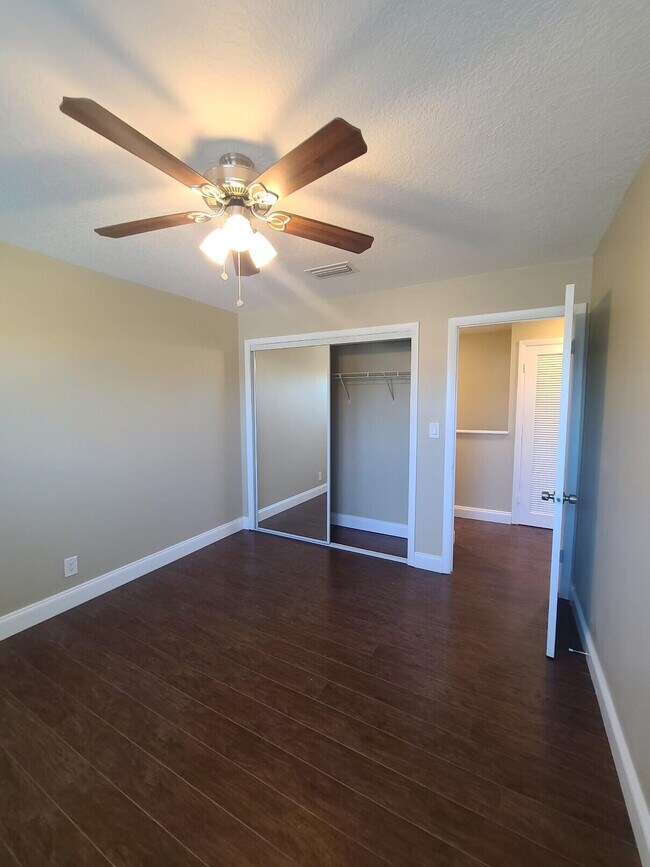 Building Photo - 3201 Bayview Dr