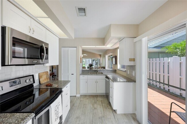 Building Photo - 14871 Crescent Cove Dr