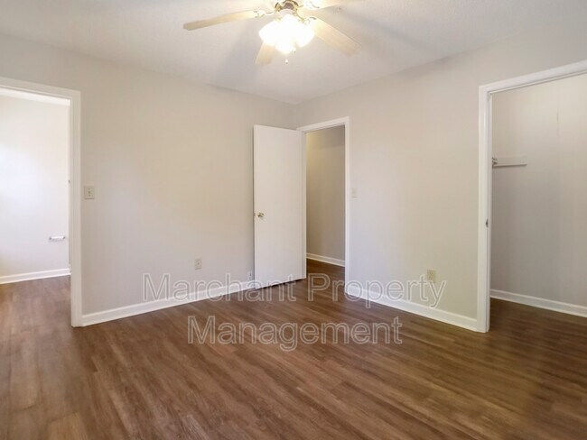 Building Photo - 106 E Bay Ct