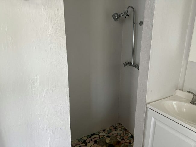 Building Photo - 14035 W River Rd