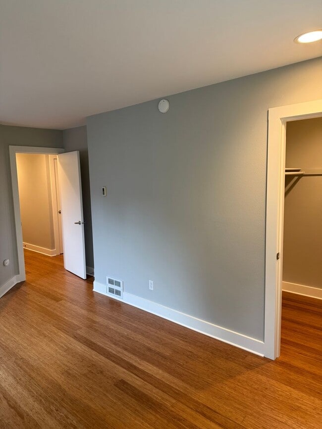 Building Photo - Wallingford Condo Unit