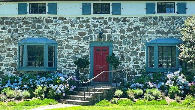 Building Photo - 8 Holly Ln