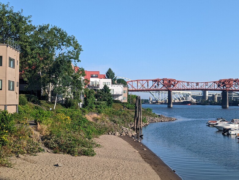 Waterfront walkway. A 2 minute walk from the front door. - 920 NW Naito Pky
