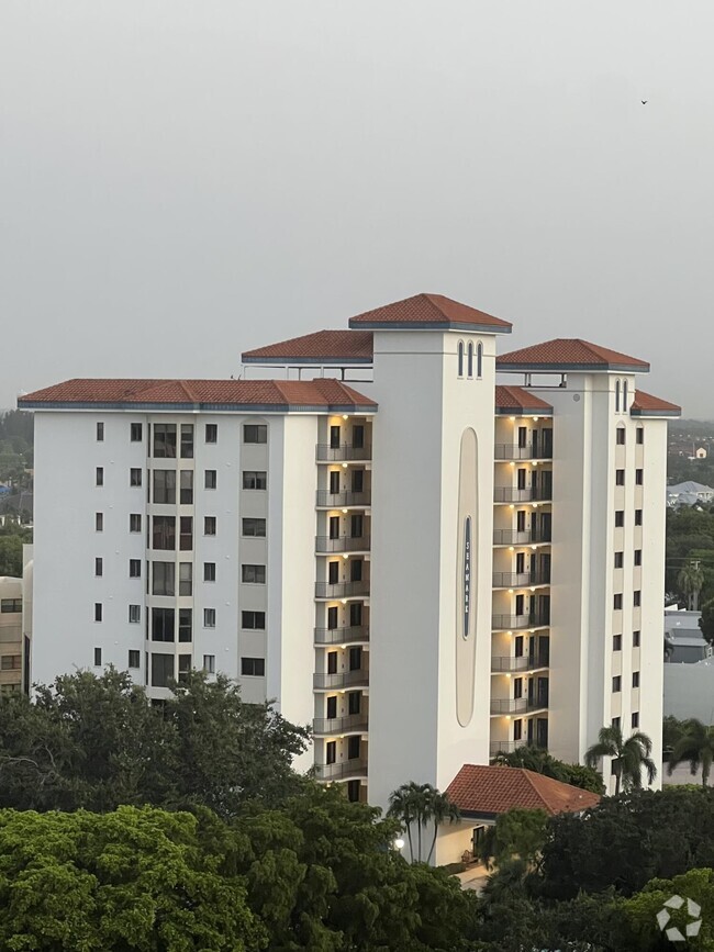 Building Photo - 370 Golfview Rd