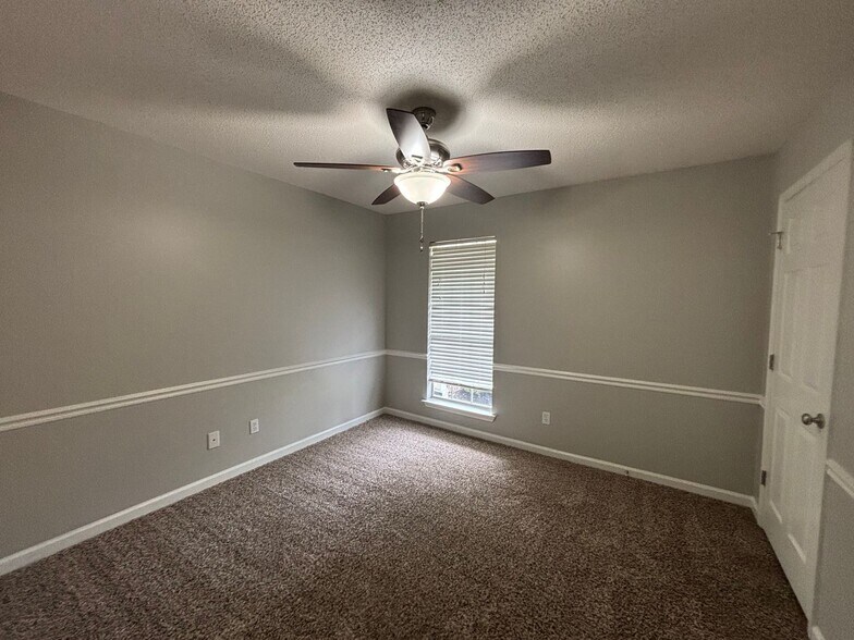 Building Photo - 2573 Laurelcrest Dr