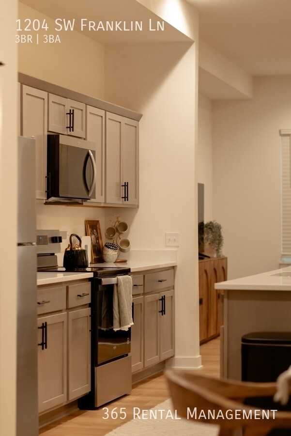 Building Photo - 1204 SW Franklin Dr