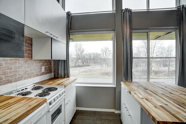 Building Photo - 3048 Anderberg Dr