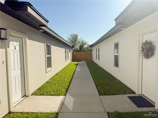 Building Photo - 15 Cassandra St