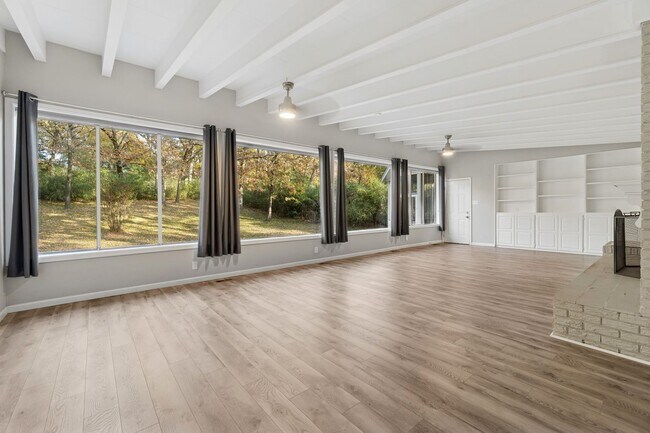 Building Photo - Gorgeous 5 bedroom, 2.5 bath House on a .8...