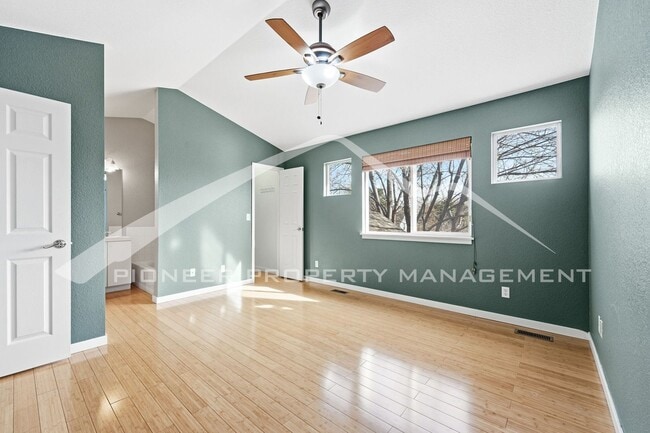 Building Photo - Spacious Townhouse with Central AC and Was...