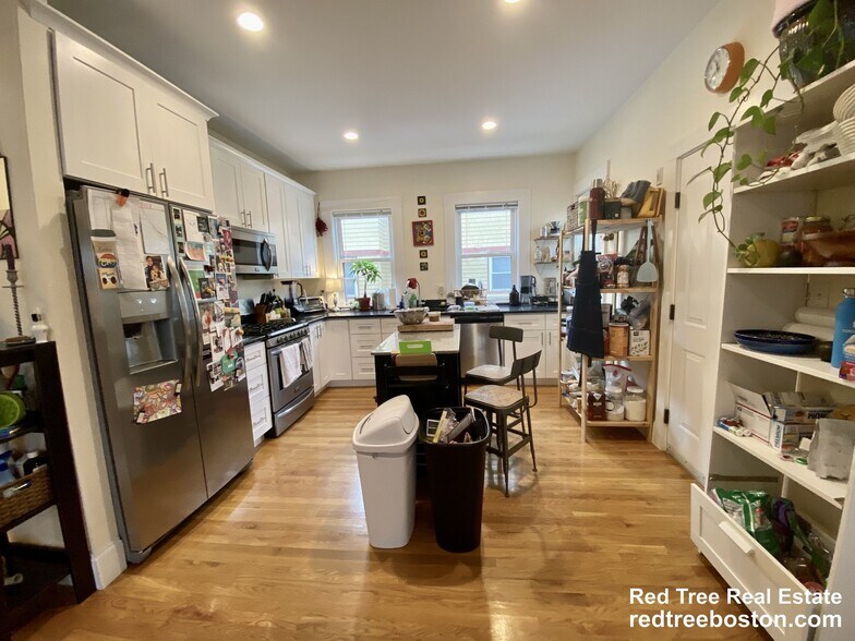 Building Photo - 177 School St