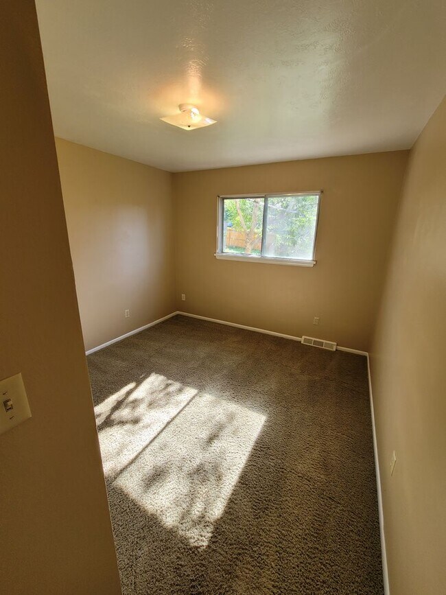 Building Photo - Great 5br/2ba House in NE Colorado Springs. Near UCCS