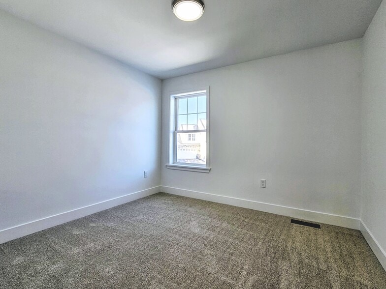 Building Photo - 394 Hensley St