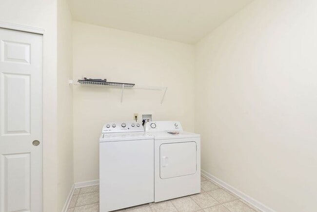 Building Photo - 3 Bedroom 2 Full Bath Ranch in Westfield in Popular Maple Knoll!