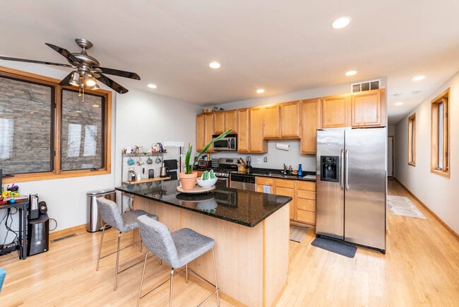 Building Photo - 1401 N Artesian Ave