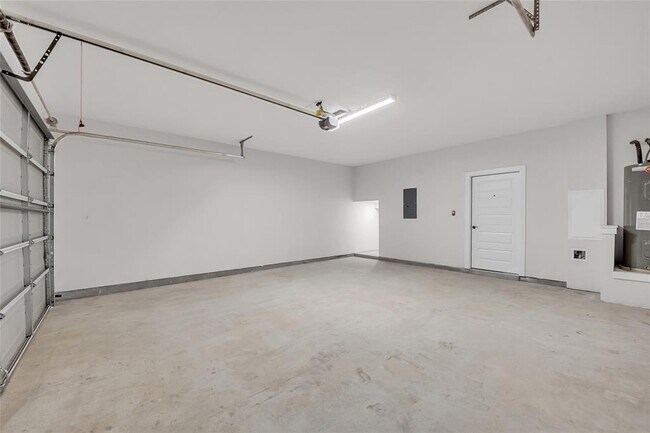 Building Photo - 7600 Strong Bow Ct